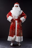 Il costume di Capodanno di Babbo Natale secondo uno schema con le tue mani
