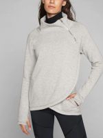 Bir desene göre dikilmiş bir kadın sweatshirt kendin yap sweatshirt fotoğrafı