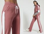 Pantaloni sportivi da donna cuciti secondo il modello con rilievi e tasche