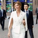 Oblečenie Eleny Zelenskej na inaugurácii: plášťová bunda a puzdrové šaty
