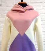 Das Foto zeigt eine Variante eines genähten dreifarbigen Sweatshirts mit Kapuze nach diesem Schnittmuster der Kundin Elena Cherepnina