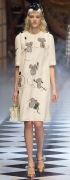 Десен на Dolce Gabbana с къс и дълъг ръкав - PDF файлове за отпечатване и сглобяване на собствени модели на рокля Dolce Gabbana с размери от 40 до 52, а за размери за цели от 52 до 64. Нивото на сложност на шиене зависи от избрания метод на обработка - от прост до среден. Този стил на рокля А-силует е подходящ за всички типове фигури, но ще пълни момичета с големи гърди.